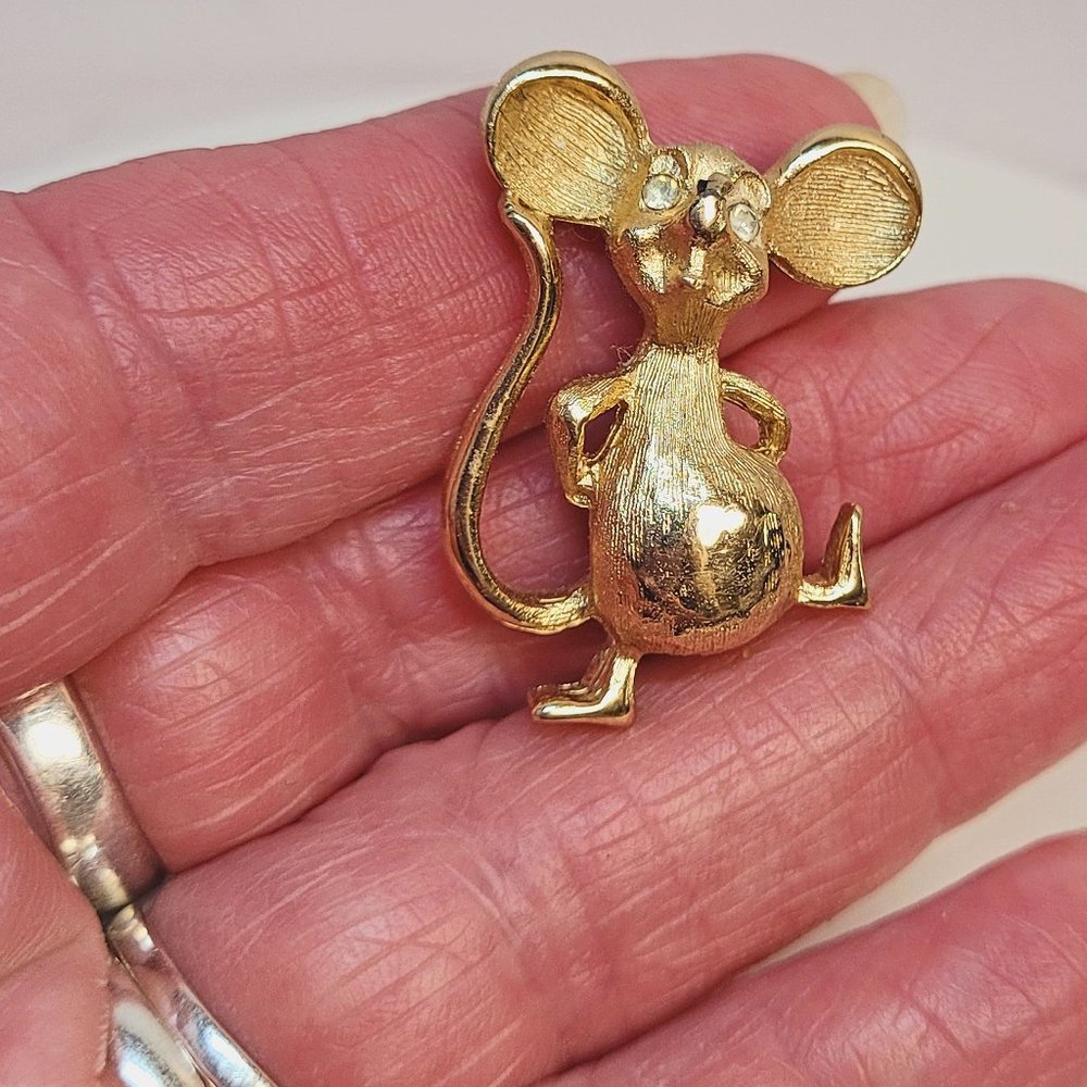 Vintage ๐๐๐๐๐๐๐ MOUSE Rhinestone Crystal Eyes Goldtone Brooch Pin Signed - Picture 7 of 10